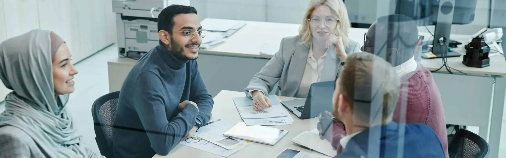 Des professionnels de la durabilité collaborant sur des projets de stratégie ESG et climatique.