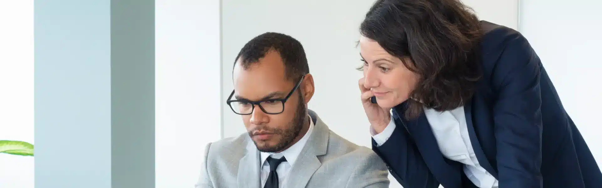 Le CSO et le CFO examinent les priorités d’allocation du capital ajustées aux critères ESG lors d’une réunion stratégique
