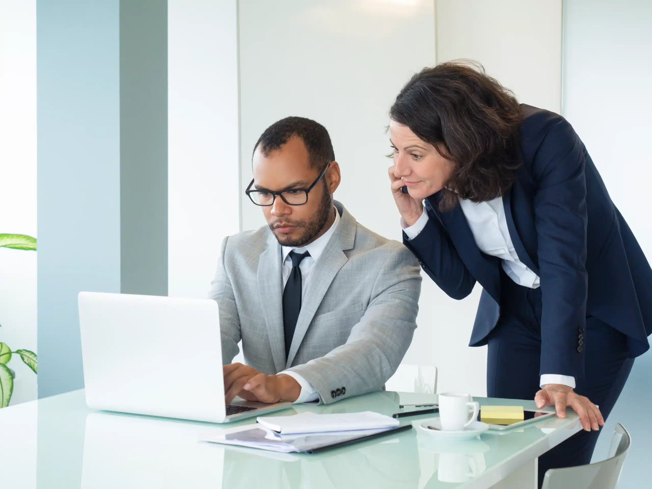 Le CSO et le CFO examinent les priorités d’allocation du capital ajustées aux critères ESG lors d’une réunion stratégique