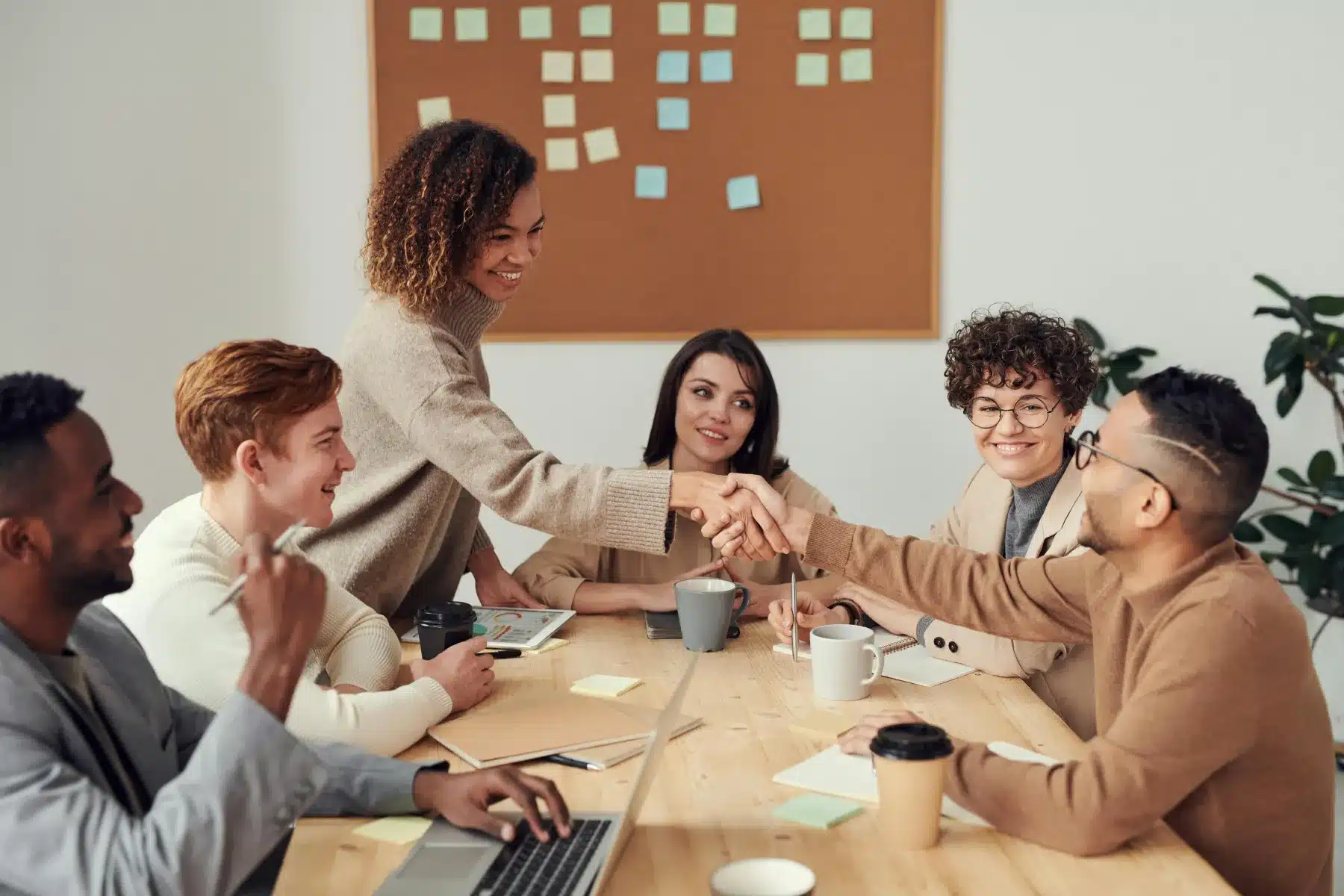 Collaboration en équipe lors d'un stages en développement durable, groupe de professionnels se serrant la main.